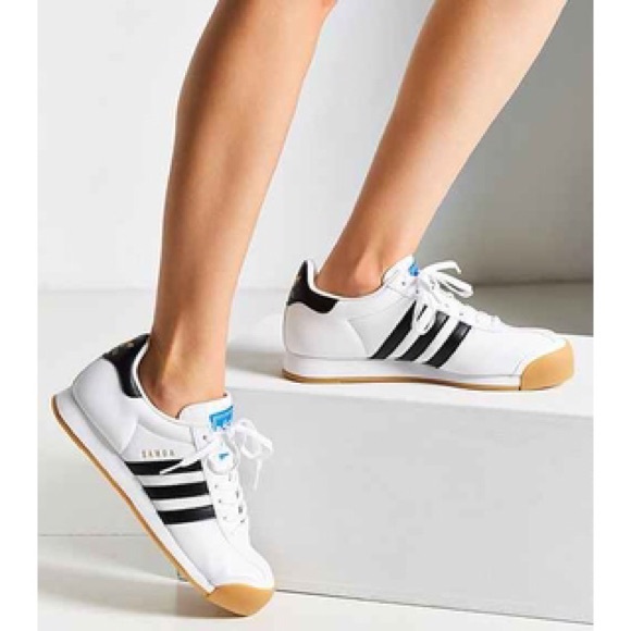 Adidas Ozelio белые женские на ноге